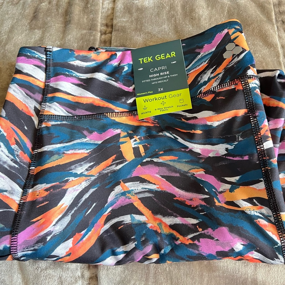 Tek Gear 3X PLUS HighRise Capri NWT leggings w POCKETS!! - Painted Waves print